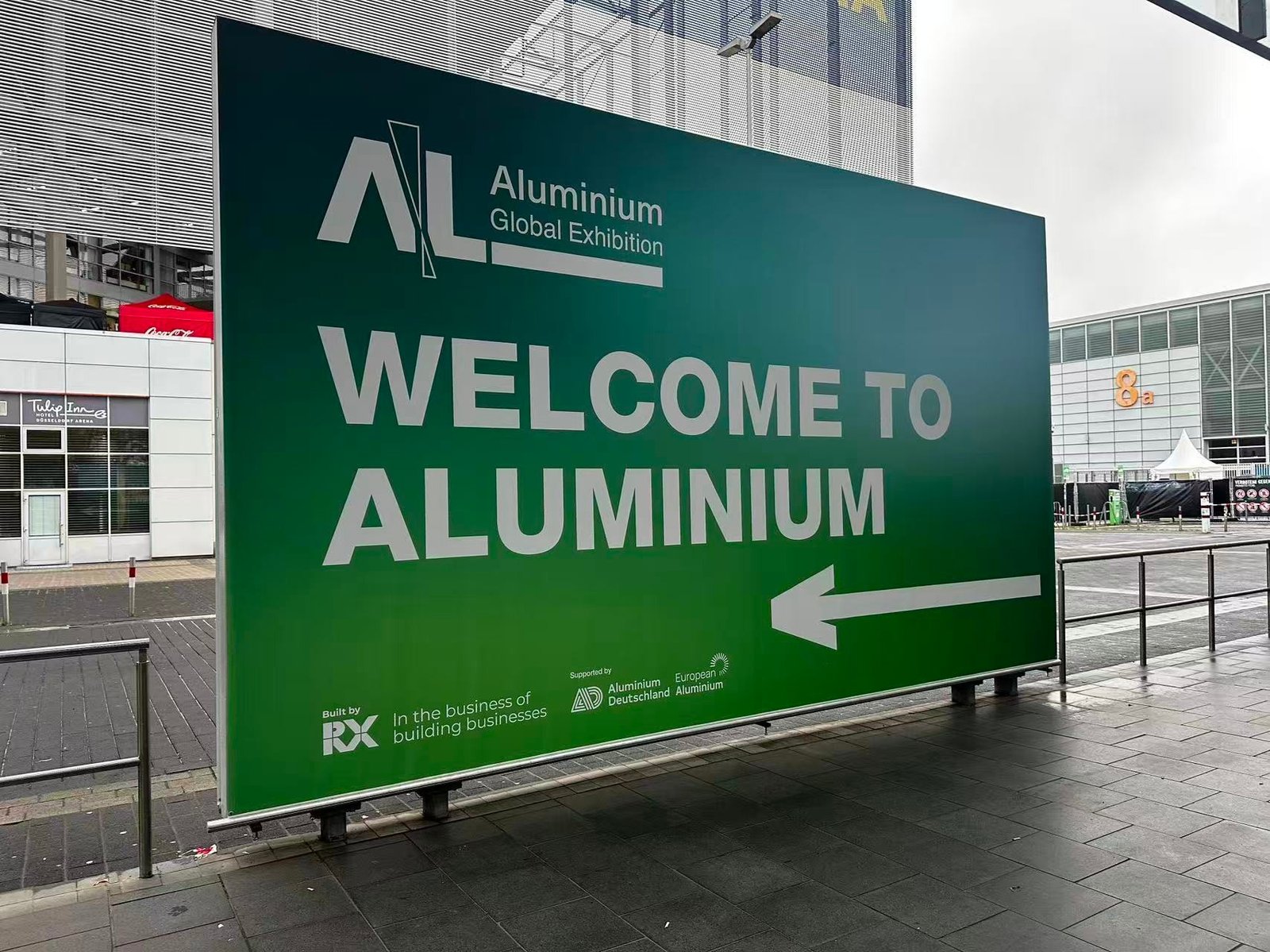 杜塞尔多夫展览中心外的ALUMINIUM全球铝工业展绿色迎宾牌,指向展会入口