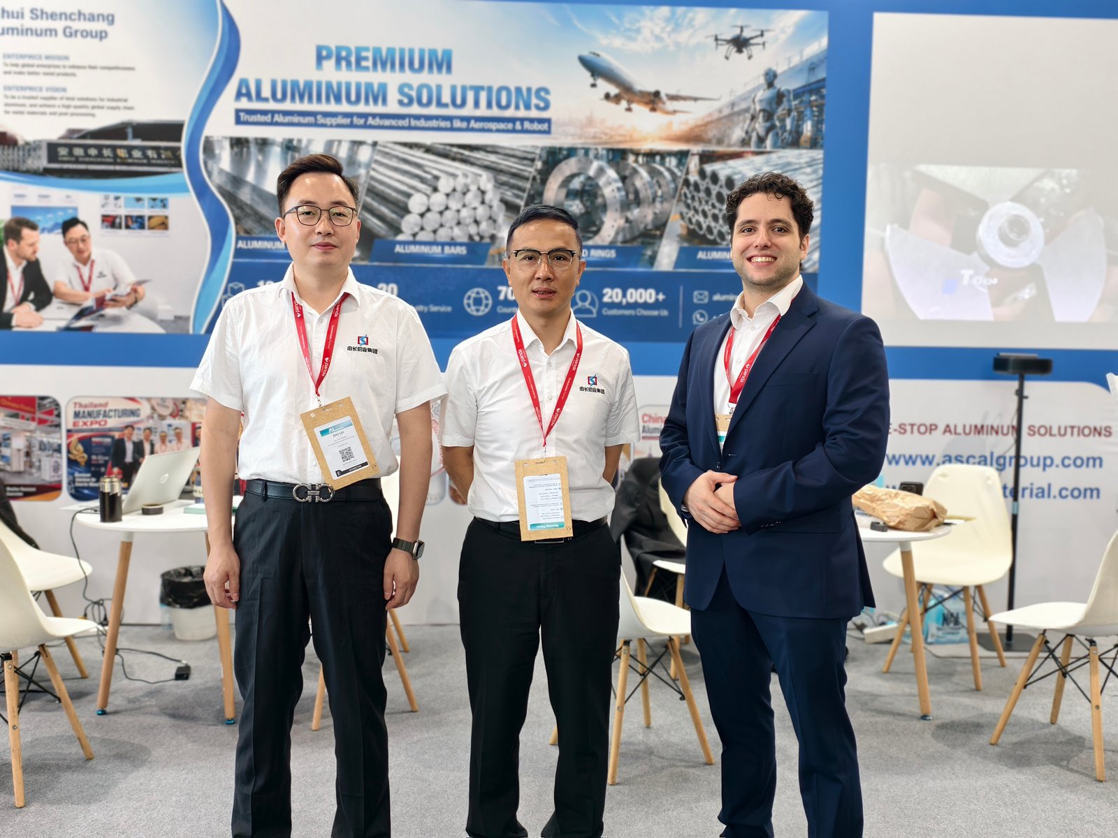 韩伟铝业团队与欧洲客户在展会形象墙前合影留念
